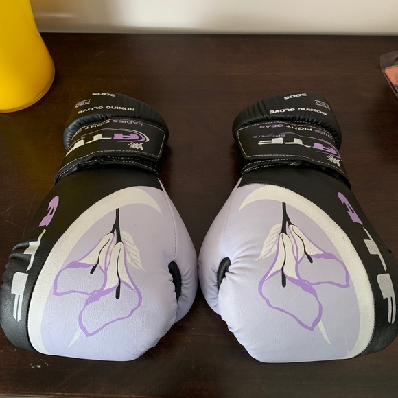 Other - Ladies Boxing gloves, small